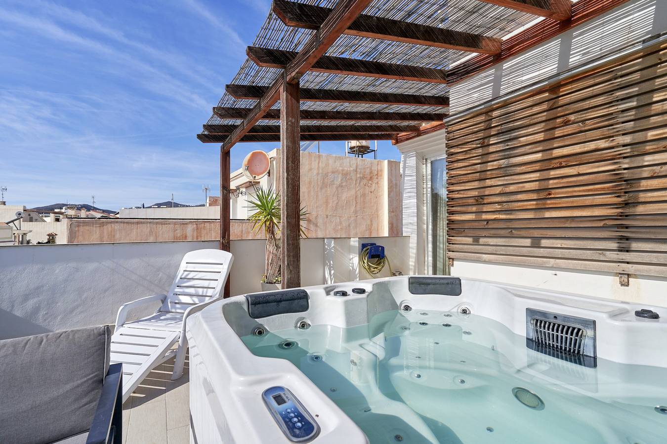 Geheel appartement, Appartement 'Luxe Penthouse Nerja' met zeezicht, Wifi en airconditioning in Nerja Centre, Nerja