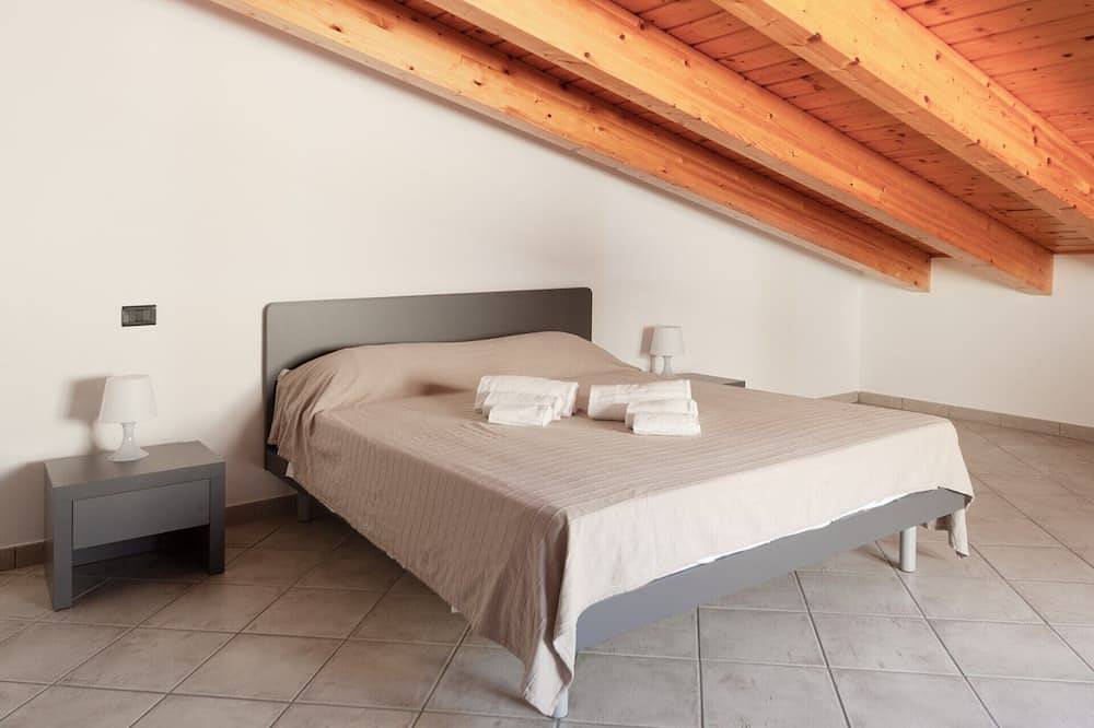 Entire apartment, Ostrica - 2 bedrooms mansard with terracecentrally located in Capo d'Orlando, Messina Province