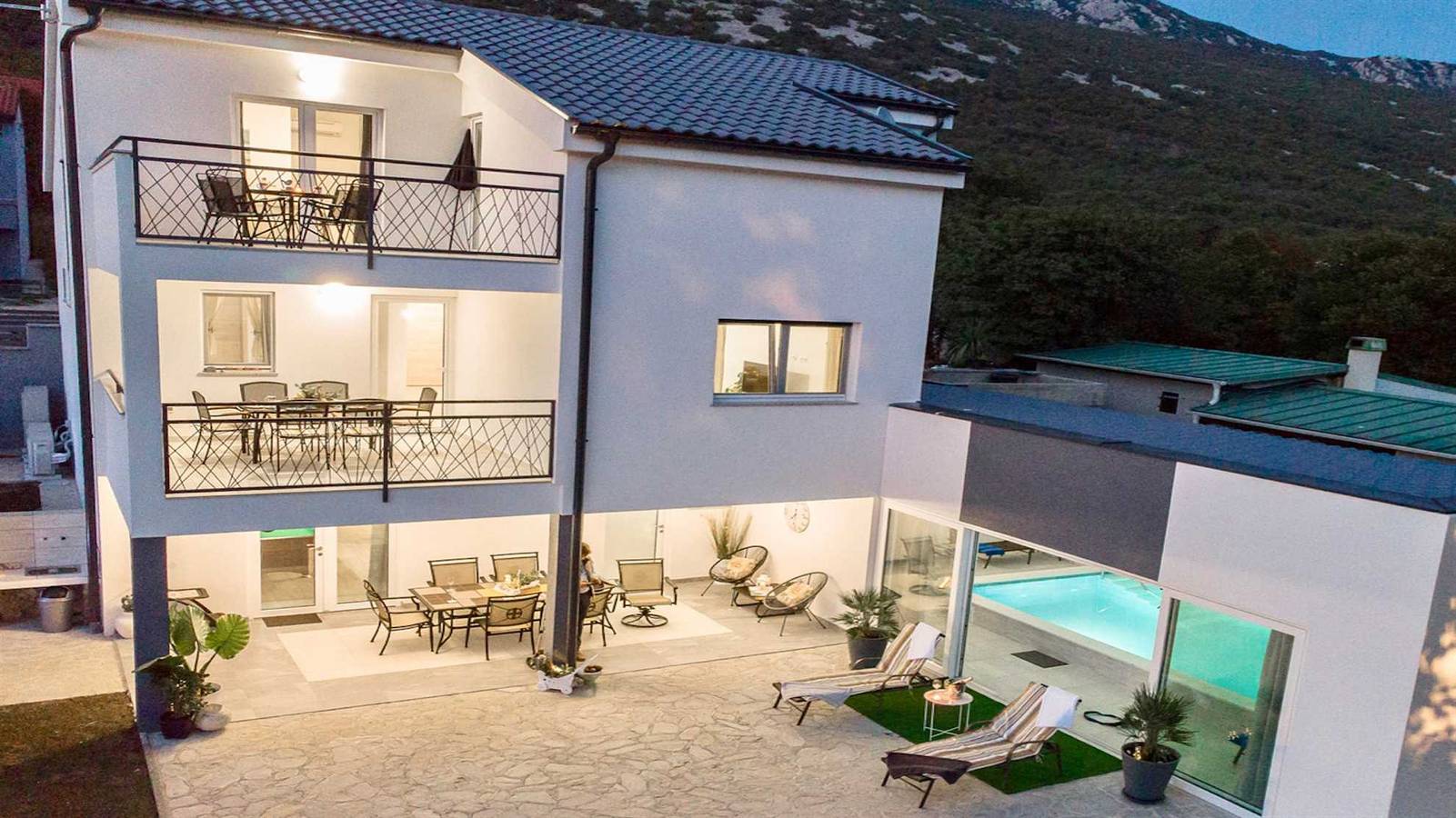 Villa Lake &amp; Sea - met 4 slaapkamers voor 8 personen en een binnenzwembad in Tribalj, Primorje-Gorski Kotar