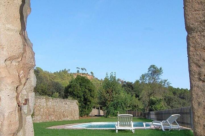 Location de vacances pour 8 personnes, avec jardin ainsi que piscine et terrasse à Olvan