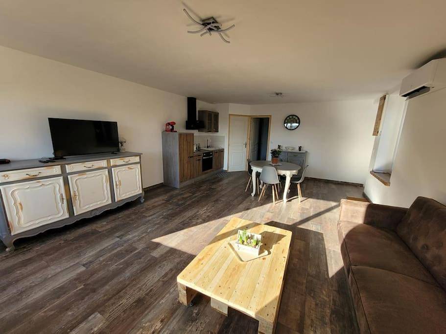 Appartement entier, T2 plain-pied, en centre-ville in Buzançais, Région de Châteauroux