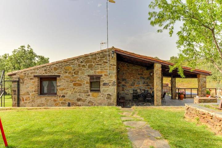 Casa de vacaciones para 6 personas, con vistas además de piscina y jardín en Sierra de Gata - 2
