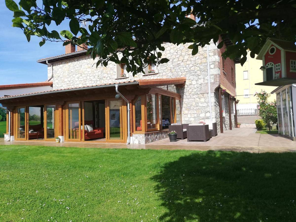 Apartamento entero, Three-Bedroom Apartment in Torrelavega, Costa de Cantabria