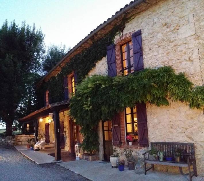 Location de vacances pour 2 personnes, avec terrasse et piscine ainsi que jardin et vue à Cahuzac-sur-Vère - 4