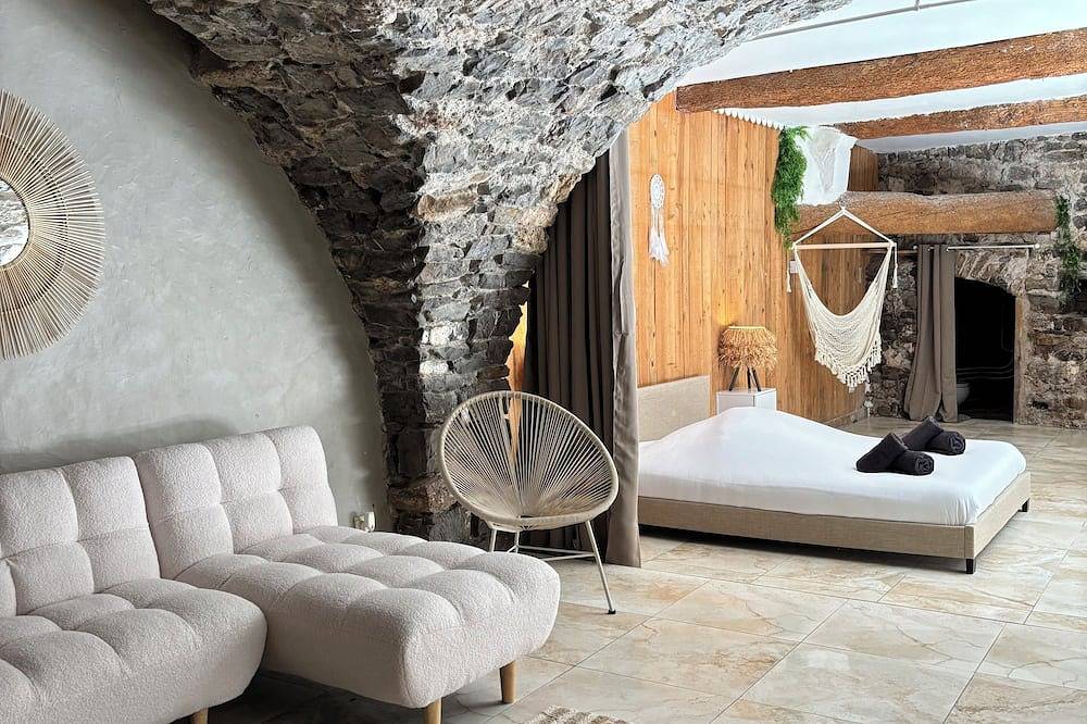 Appartement entier, Suite l’Écrin Caché avec billard et baignoire îlot in Anduze, Parc national des Cévennes