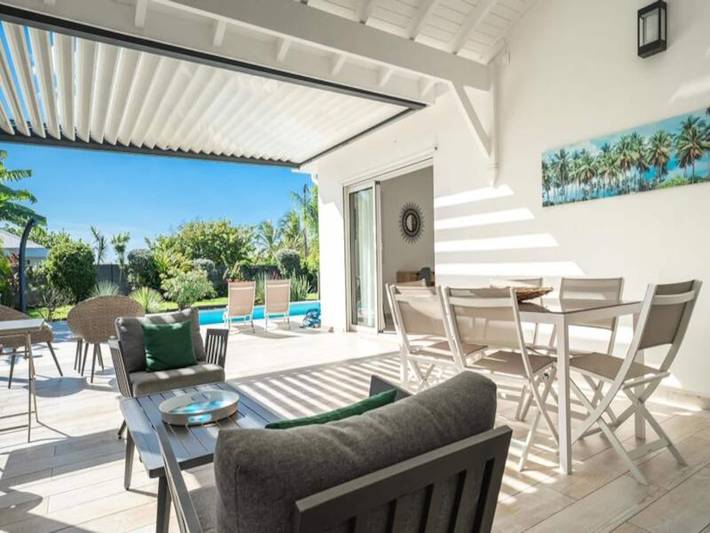 Location de vacances pour 6 personnes, avec terrasse ainsi que jardin et piscine en Guadeloupe