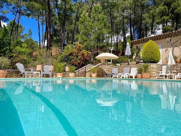 Appartement de vacances pour 4 personnes, avec vue ainsi que piscine et jardin