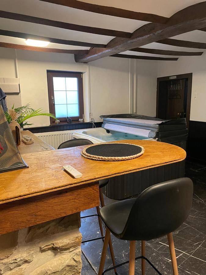 Gîte pour 2 personnes, avec Jacuzzi et Terrasse ainsi que Jardin et Sauna à Floreffe