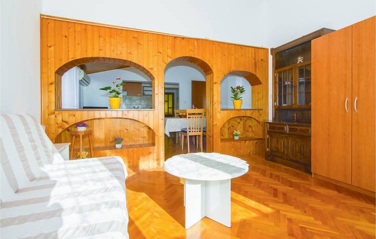 Apartamento vacacional entero, Acogedor apartamento de 2 dormitorios con terraza, aparcamiento y a 2,5 km de la playa de Strobec in Podstrana, Condado de Split-Dalmacia