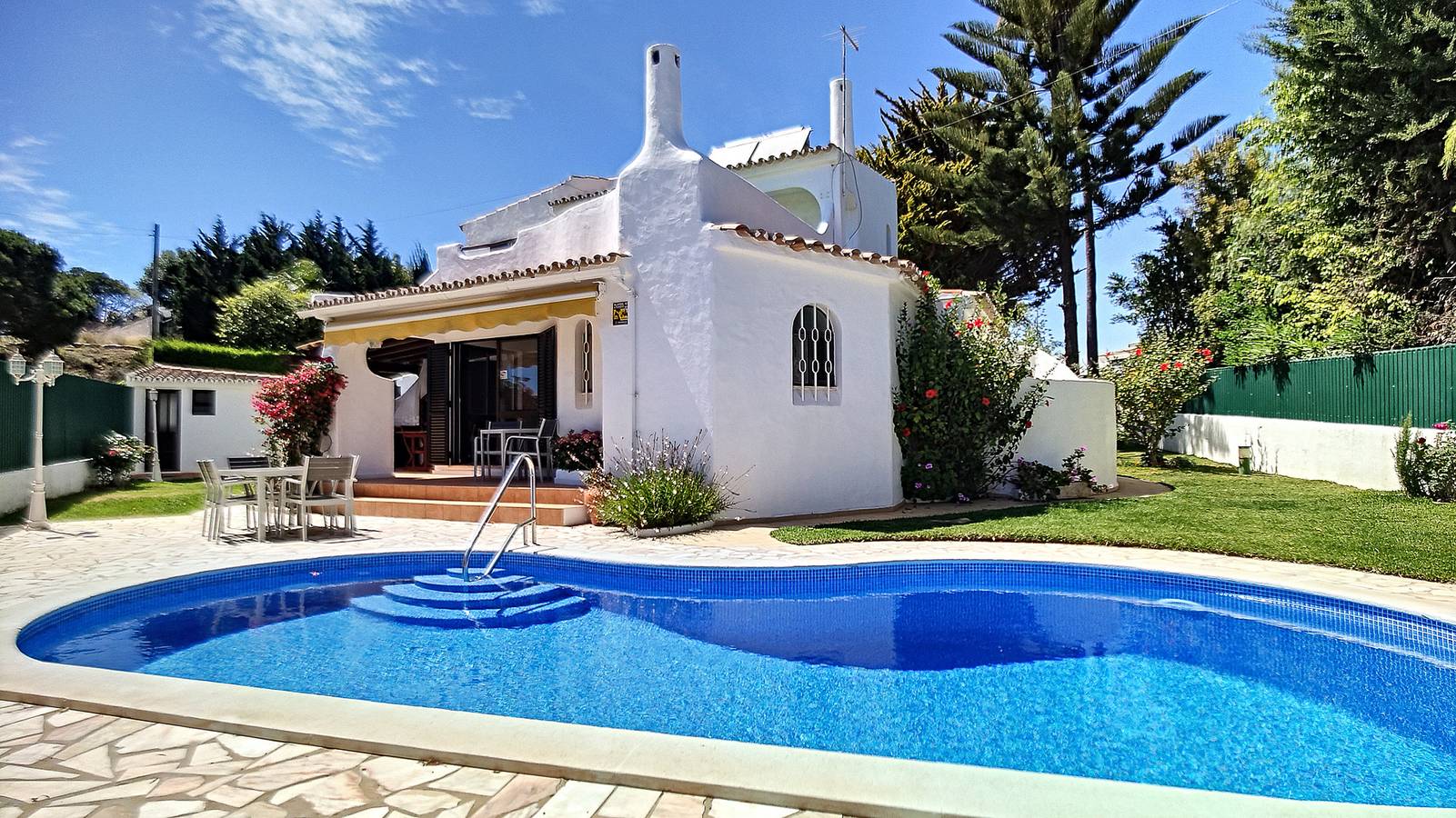 Huisdiervriendelijke Villa Palmeire Galé Beach met Wifi, Balkon, Tuin, Terras & Zwembad in Albufeira, Faro District