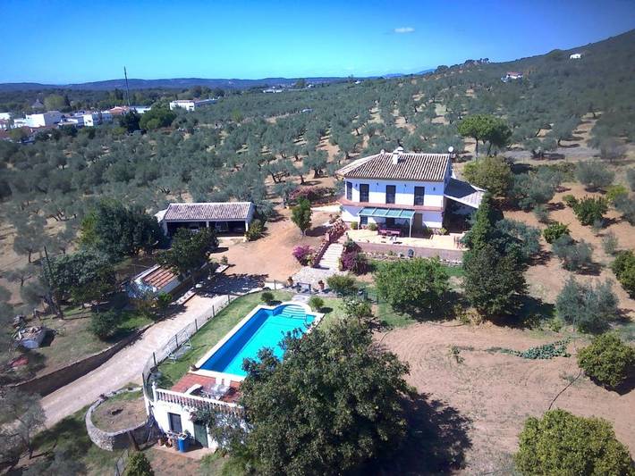 Chalet para 13 personas, con piscina y balcón además de vistas al lago y vistas en Sierra Norte de Sevilla - 2
