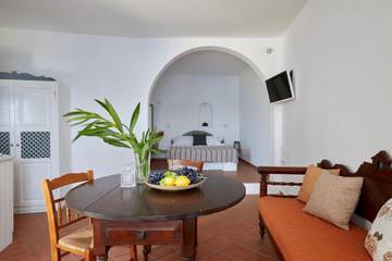 Villa for 2 People in Oia, Santorini, Photo 2