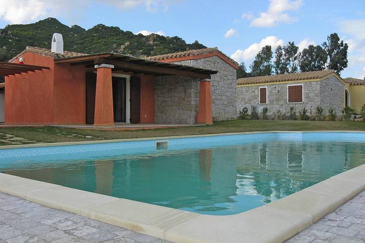Bungalow per 4 persone, con Terrazza e Giardino nonché Piscina in Sud Sardegna