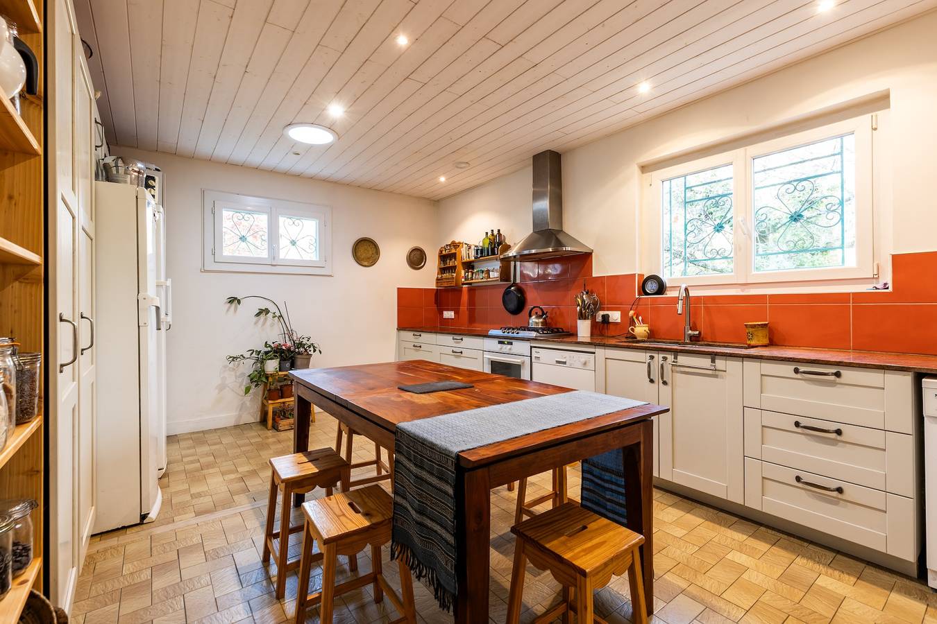 Chambres d’hôtes du Prieur with Shared Terrace, Garden, and Wi-Fi in Léognan, Bordeaux region