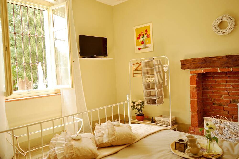 Room with bathroom in ancient farmhouse in Monferrato in Castelnuovo Belbo, Provincie Asti