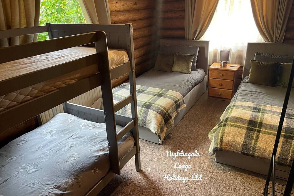 Late deal; 10% discount, Tattershall Lakes, Sleeps 8, Hot tub, Huge fishing deck in Tattershall, Lincolnshire