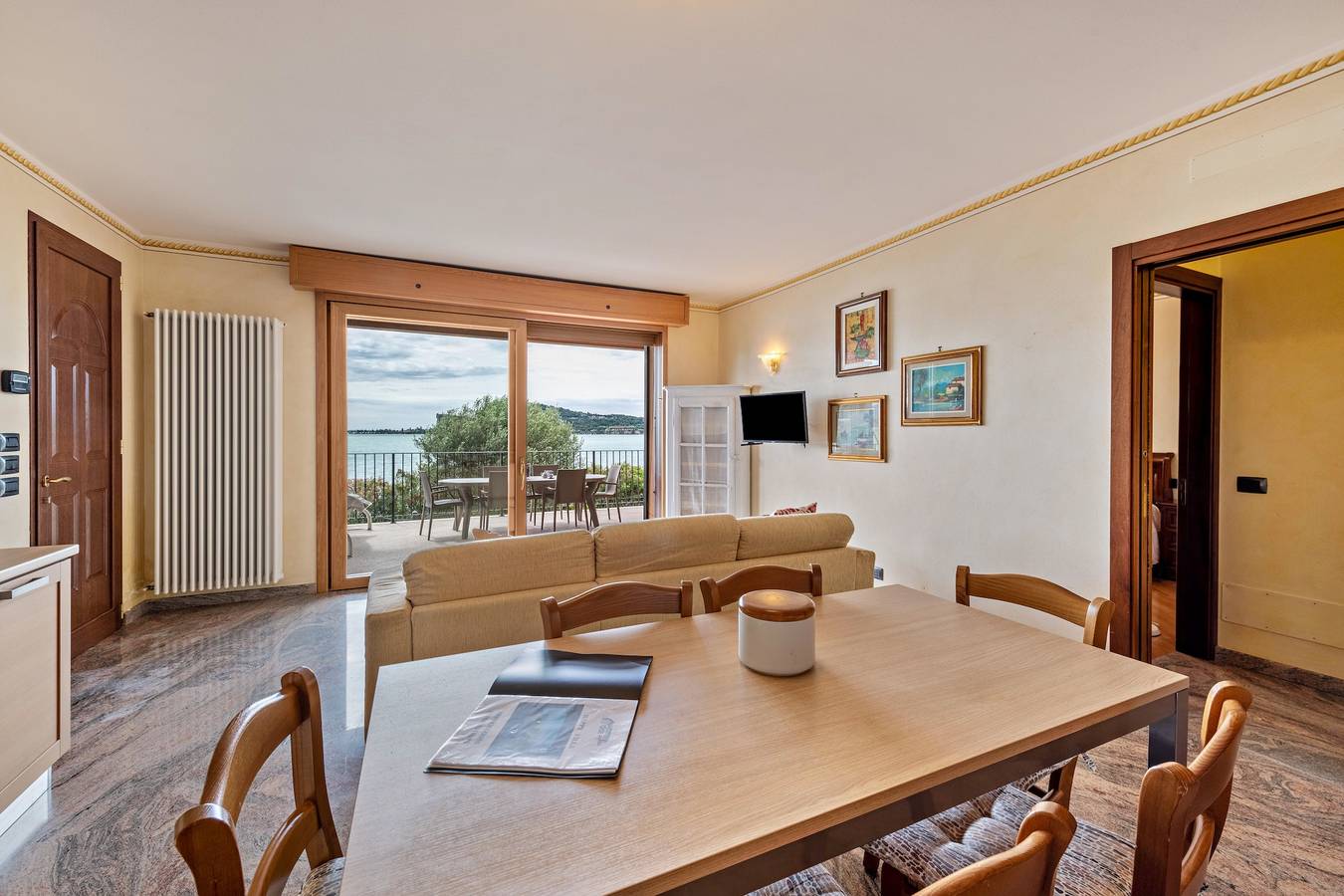 Ganze Wohnung, Ferienwohnung 'Happy Villa' mit Seeblick, privater Terrasse und Wlan in San Felice del Benaco, Gardasee-Berge