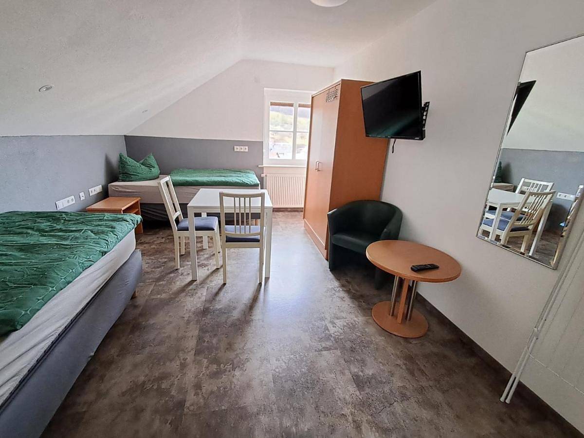 Ganze Wohnung, Single Room with Shared Shower and Toilet in Freudenberg am Main, Taubertal