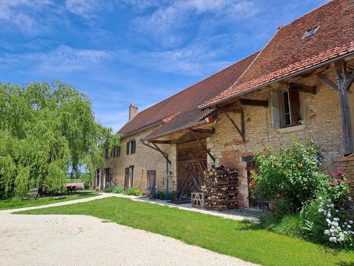 Location de vacances pour 12 personnes, avec Terrasse et Jardin ainsi que Piscine et Vue à La Chapelle-de-Bragny