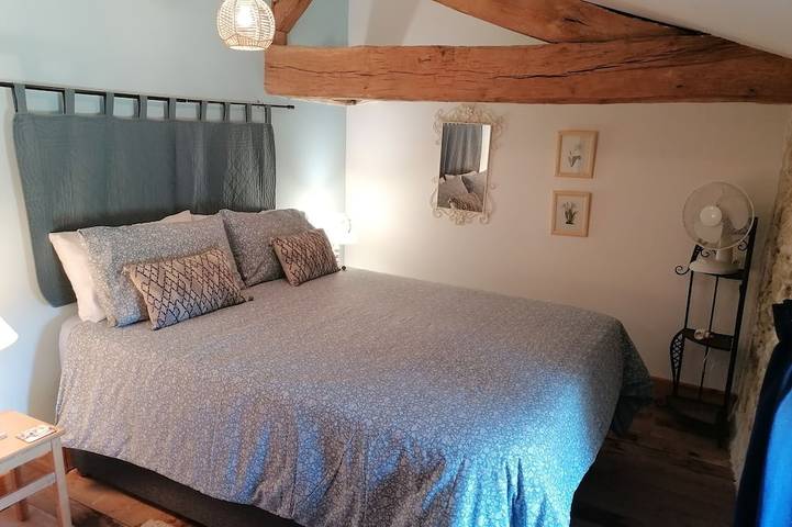 Charming 3-bedroom house, wi-fi and pool. Disconnect in beautiful countryside. in Saint-Quentin-de-Chalais, Charente