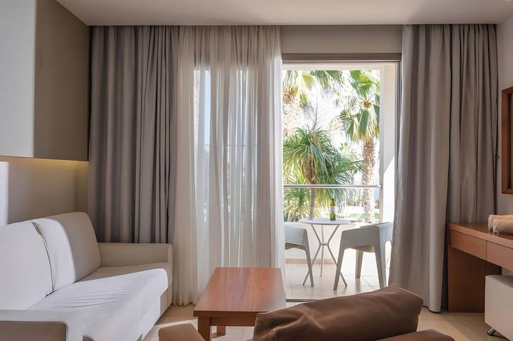 Chambre d’hôte pour 4 personnes, avec balcon ainsi que jacuzzi et bassin pour enfant en Crète - 4