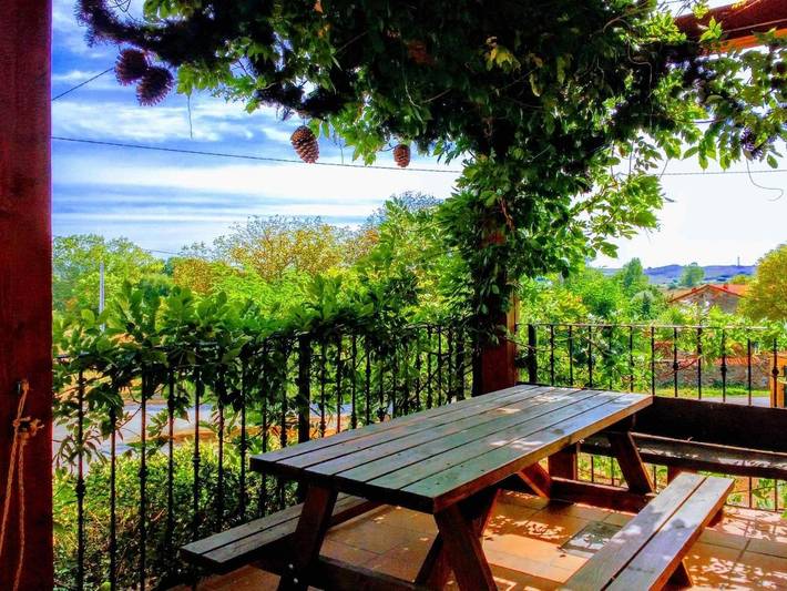 Apartamento para 4 personas, con Terraza además de Jardín y Vistas en Las Merindades