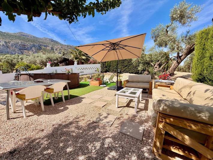 Casa rural para 6 personas, con vistas y terraza además de jardín y piscina en Antequera
