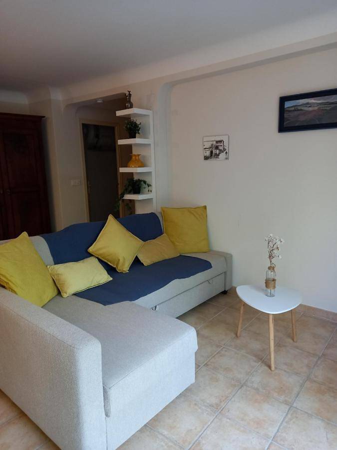 Appartement entier, One-Bedroom Apartment in Cabrières-d'Aigues, Parc naturel régional du Luberon