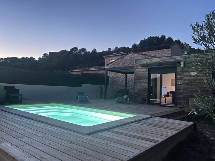 Location de vacances pour 4 personnes, avec vue sur le lac et piscine ainsi que jardin et vue à Oraison - 3