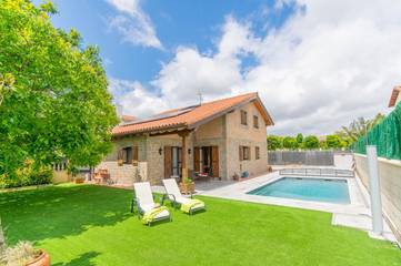 Casa rural con piscina para 8 personas, con vistas además de jardín y piscina, Se admiten mascotas en Navarra