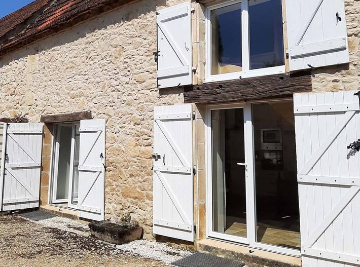 Gîte pour 4 personnes, avec terrasse ainsi que jardin et piscine à Milhac