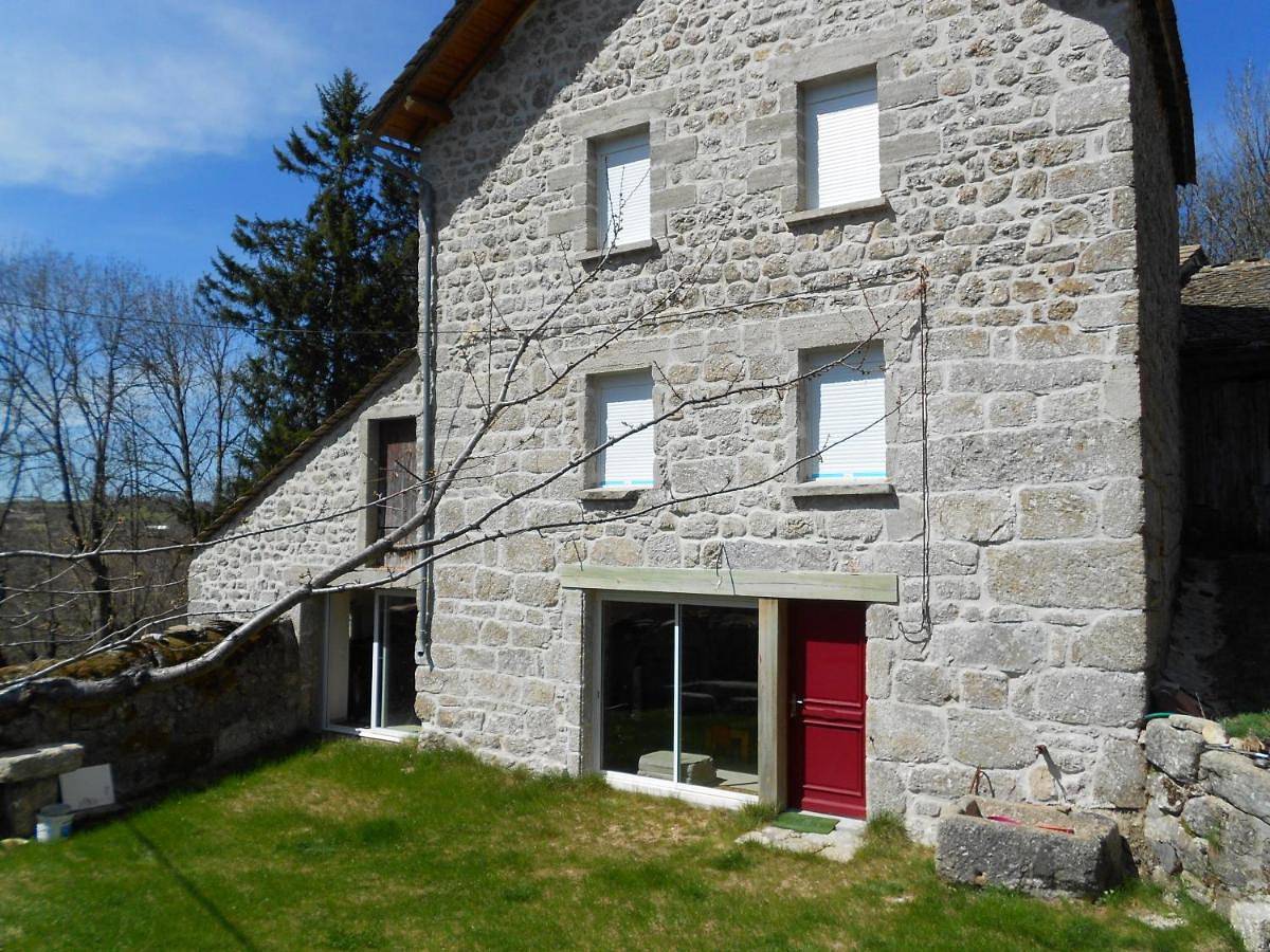 Gîte au calme pleine nature près d'un ruisseau in Rieutort-de-Randon, Région de Mende
