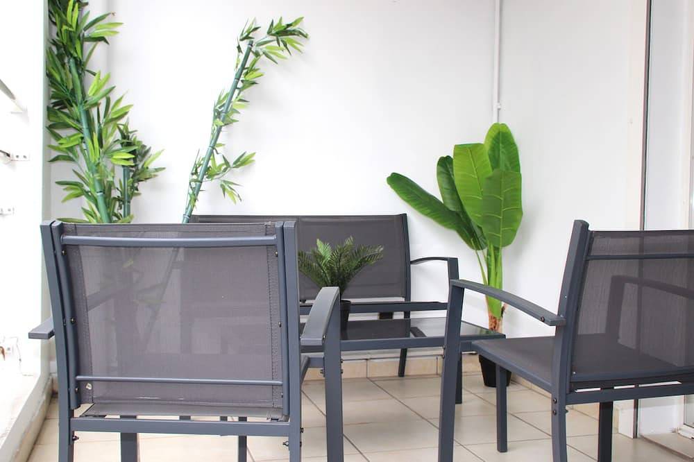 Entire apartment, Modern studio in quiet, secure downtown location in La Possession, La Réunion