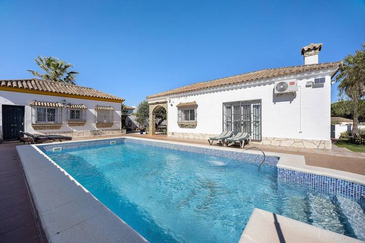 Villa „Armonia“ mit privatem Pool, Terrasse und Wlan in Chiclana de la Frontera, Costa de la Luz