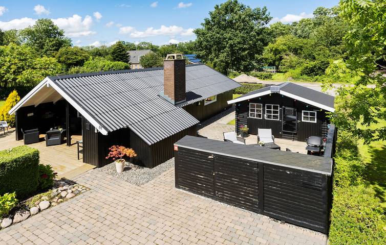 Ferieudlejning for 5 personer, med Terrasse og Have i Rendbjerg