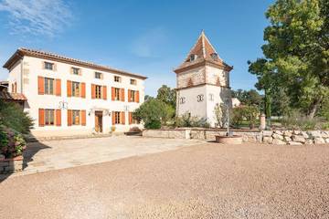 Location de vacances pour 13 personnes, avec terrasse et vue ainsi que piscine et jardin à Castelnau-de-Lévis