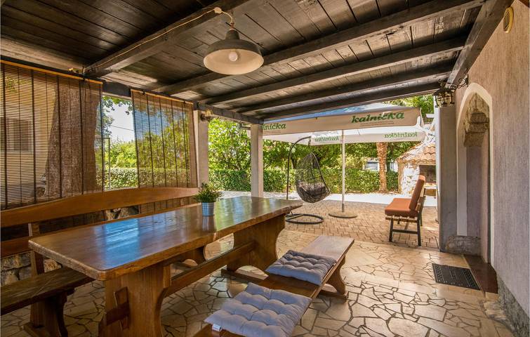 Gemütlich, 2 km vom Strand entfernt: Modernes Apartment mit WLAN, Klimaanlage und Terrasse in Malinska-Dubašnica, Krk