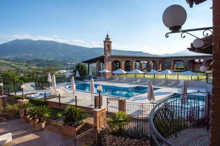 Resort per 2 persone, con Terrazza e Giardino nonché Piscina nelle Marche