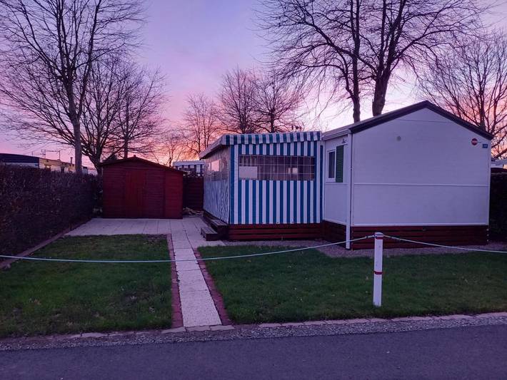 Camping pour 4 personnes, avec Jacuzzi et Terrasse ainsi que Jardin et Bassin pour enfant