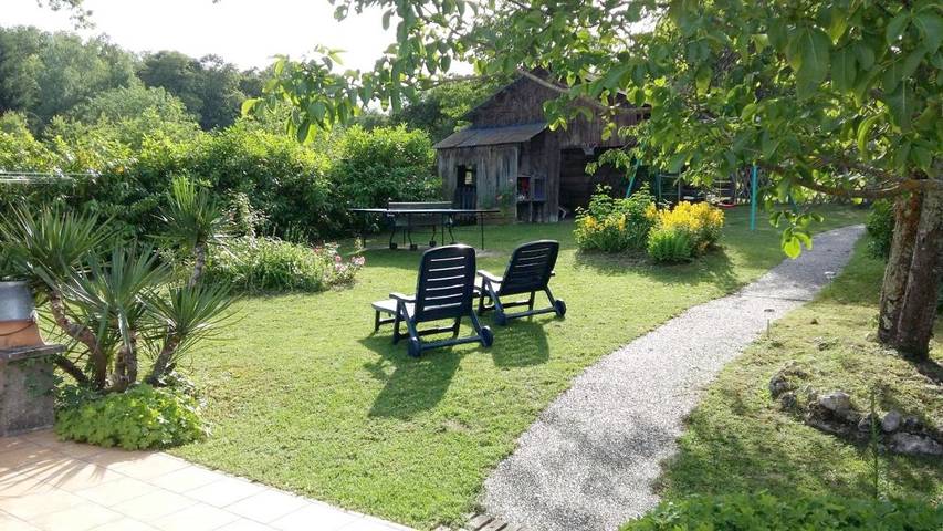 Location de vacances pour 5 personnes, avec jardin à Orbigny