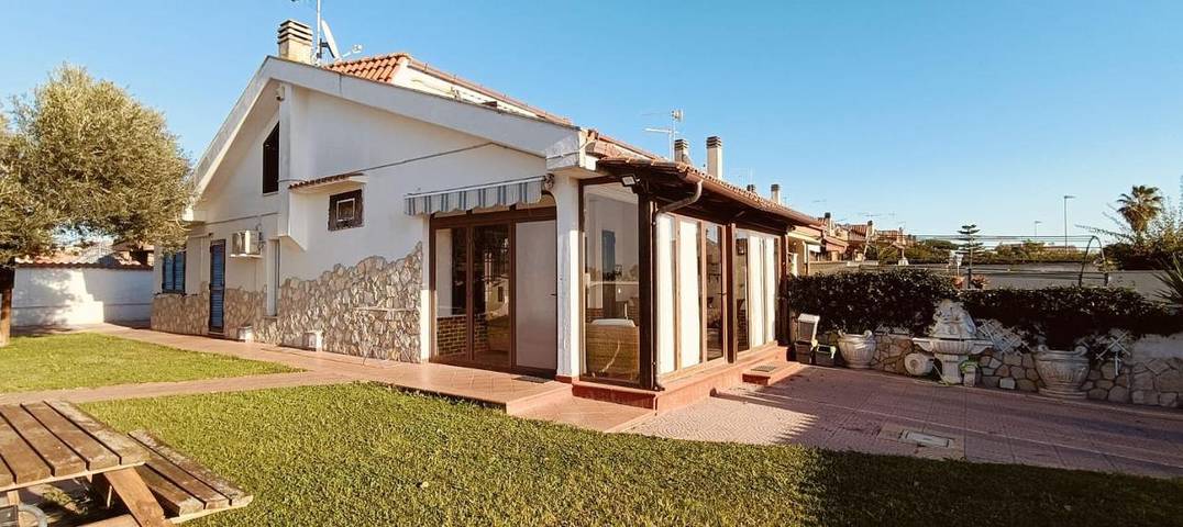 Villa per 6 persone, con Balcone e Terrazza nonché Giardino a Ardea