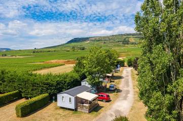 Camping pour 4 personnes, avec terrasse ainsi que vue et jardin, animaux acceptés en Bourgogne