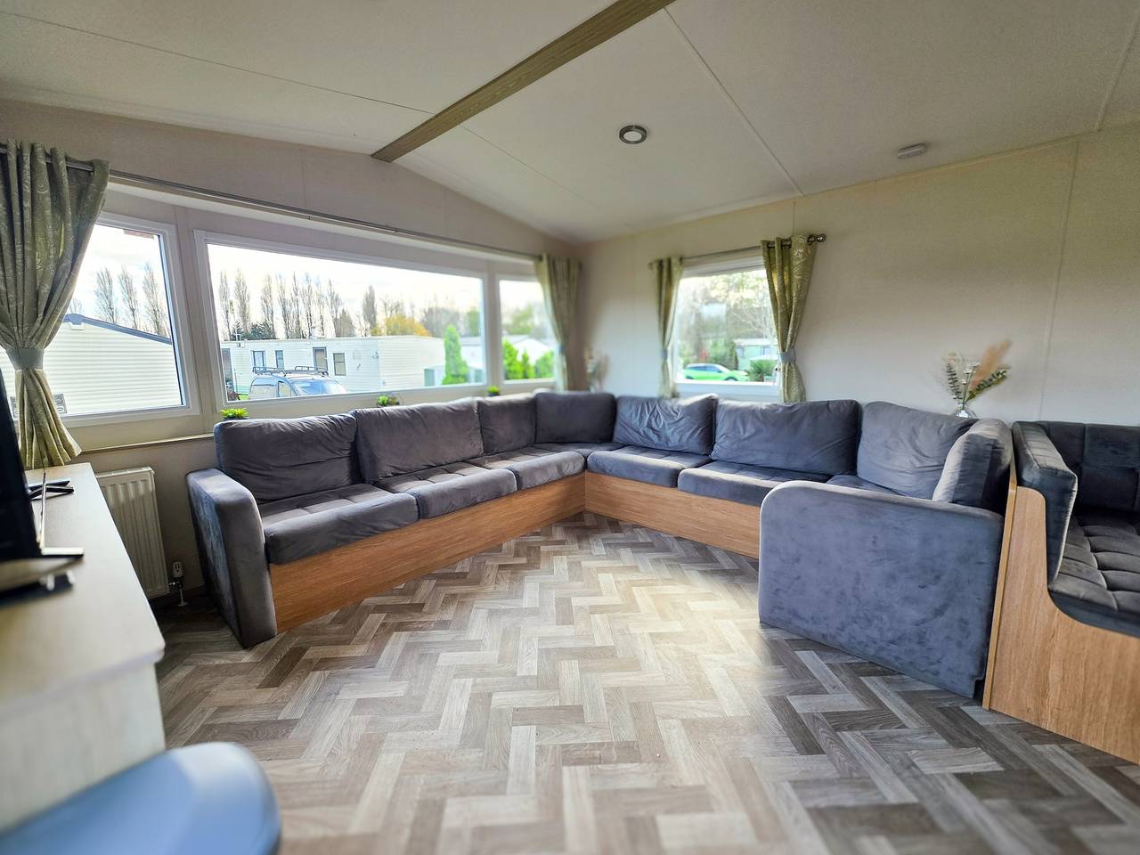 Static Caravan 3 Bed Sleeps 8 Dog Friendly Parking in Northampton, Northamptonshire