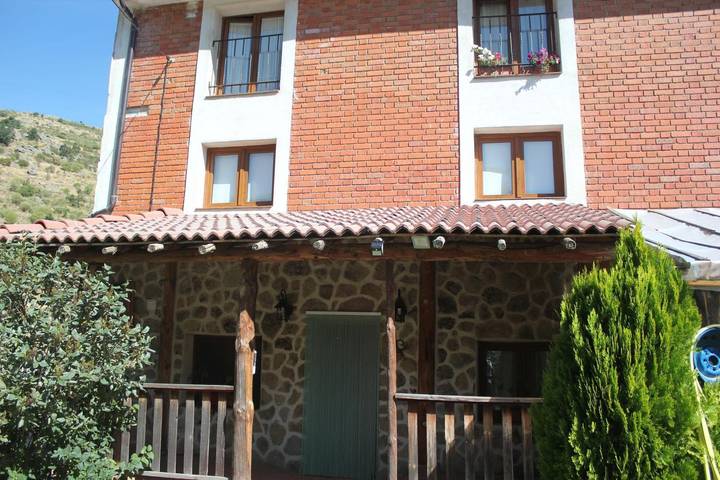 Casa rural para 10 personas, con Jardín y Piscina para niños en Navacepedilla de Corneja