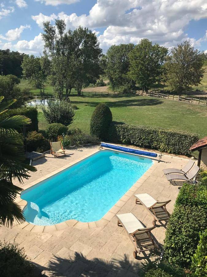 Location de vacances pour 4 personnes, avec piscine ainsi que vue et jardin à Saint-Aquilin