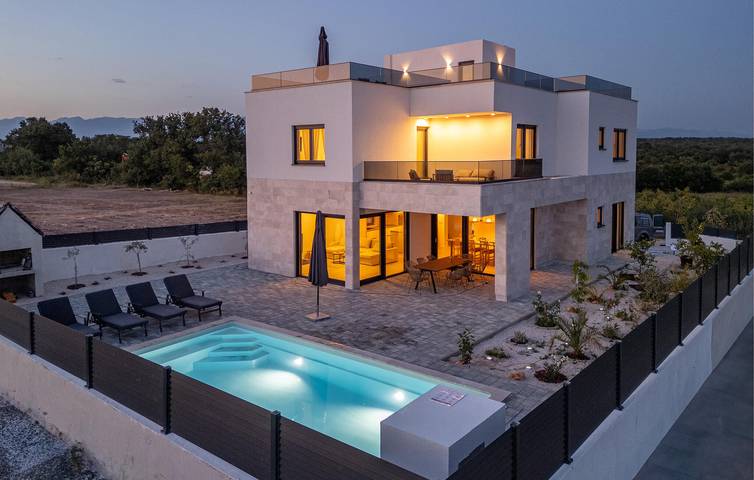 Location de vacances pour 9 personnes, avec jardin et terrasse, animaux acceptés à Nin - 3