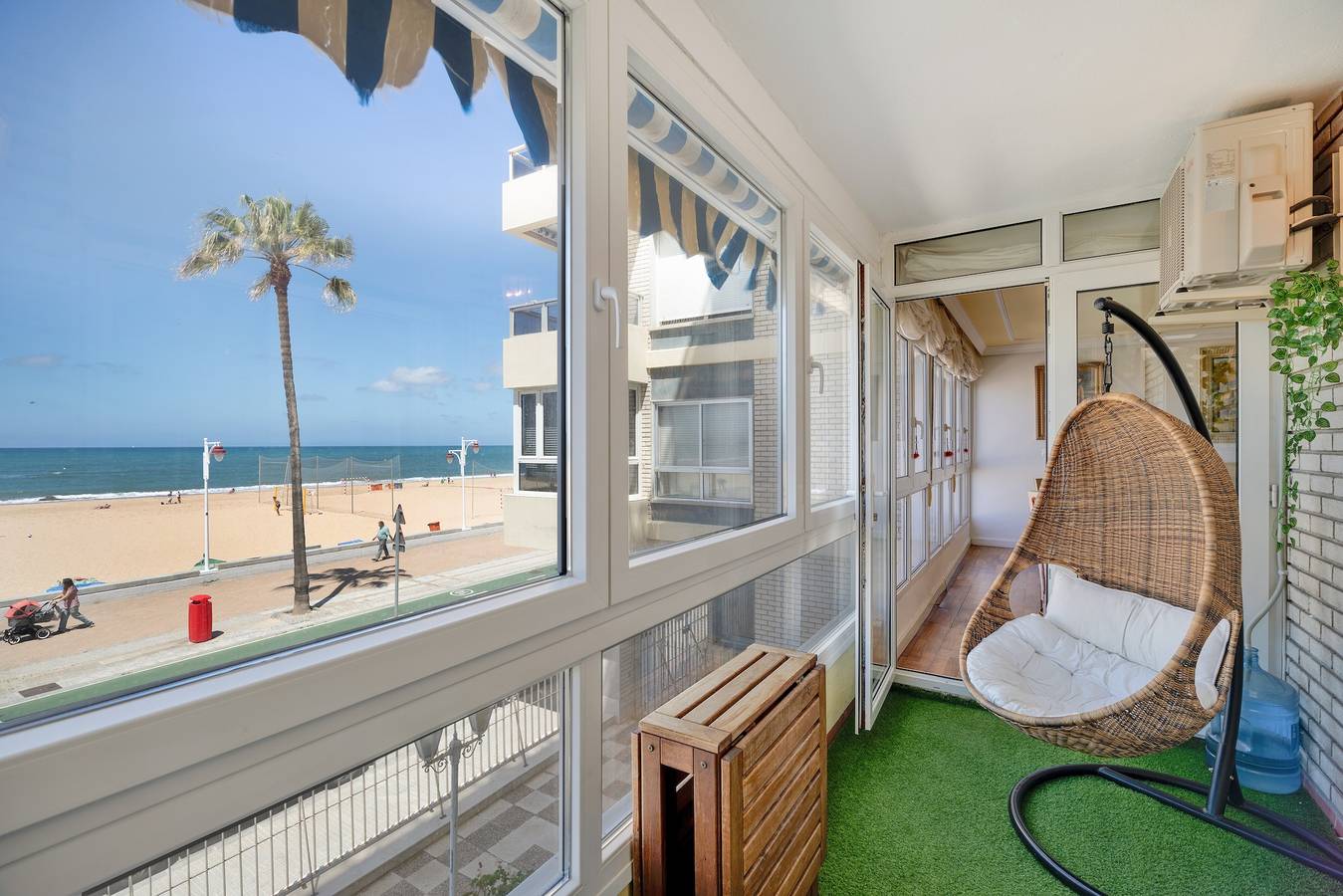 Apartamento entero, Apartamento 'Atardecer Beach' con vistas al mar, Wi-Fi y aire acondicionado in Playa La Victoria, Cádiz