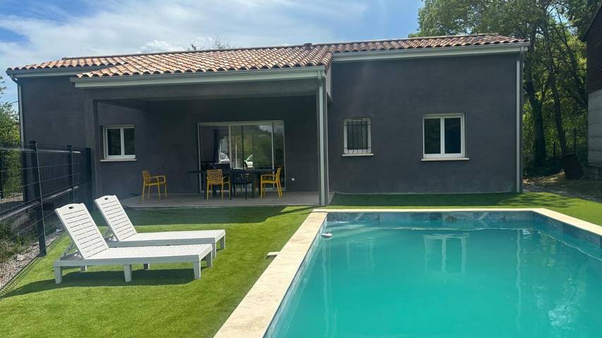 Location de vacances pour 6 personnes, avec jardin et terrasse ainsi que vue et piscine, animaux acceptés à Montréal (Rhône-Alpes)