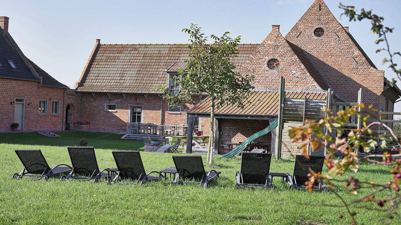 Geheel vakantieappartement, Vakantieappartement voor 24 personen met terras in Diksmuide, West-Vlaanderen