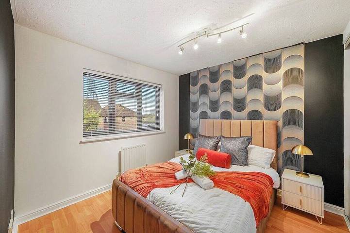 Platinum Hayes - Stylish 3 Bed House in Greenhithe in Stone (Dartford), Dartford